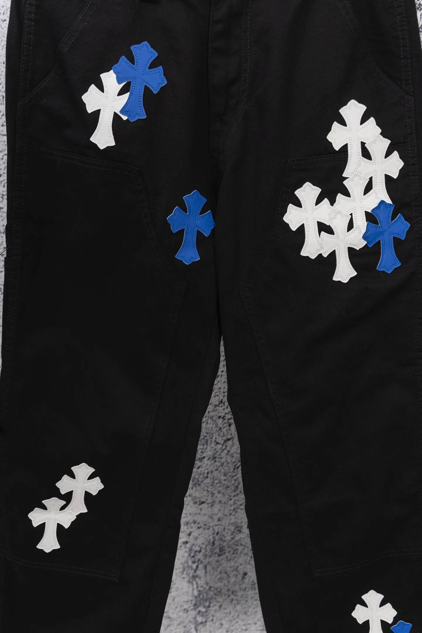P260 CH Chromehearts blue and white cross stitched leather black workwear jeans and logging pants. The cabinet price is 34W, with patchwork cross pattern embellishment and washed jeans! ! An absolutely high-end luxury product, a 1.9W-level god-level single product, a super popular product, made by top heavy industry, a magic weapon that cannot be missed! [About Zangyin] This is an extremely luxurious fashion brand that can also be called the aristocracy of the high street. It has always been an exclusive brand for some hipsters or rich second generations. Compared with ordinary high streets, it is more luxurious and noble. Compared with luxury brands, it is more fashionable and individual. It has always been a brand that I have a special liking for. [Top heavy industry fashion design] Consistently high-street luxury style. Speaking of this style, the Zangyin family and GU family are definitely the leading representative brands. Especially the Zangyin family has really achieved a state-of-the-art effect in creating high-street style. The unique washed material is used to create this style. The color system is already quite eye-catching. After it is decorated with patchwork cross flowers, it cleverly highlights the charm of the brand. Secondly, this style uses classic The high-waist cutting design highlights the long legs and fashionable temperament of the upper body. The brand is highly recognizable and the slim fit configuration is more suitable for daily wear. It is a product that interprets personality, fashion, and specifications at a glance. This single product is enough to make any fan excited. It can be a white T-shirt for a youthful college style, or a tight suspender for a royal style. It has strong matching ability and can be easily controlled by men.  [Materials and craftsmanship] Needless to say, this point goes without saying. As an excellent craftsman brand, Zangyin’s requirements for details and craftsmanship are really perfect. The washed color of this model has gone through so many processes, not to mention the embellishment of denim appliques. It is also purely hand-made and sewn. Just like what they believe in, only hand-made things have soul and have the meaning of wear. A top-notch heavy-duty fashionable denim item, I look forward to your perfect interpretation! !  Color: Black Size: 28-36